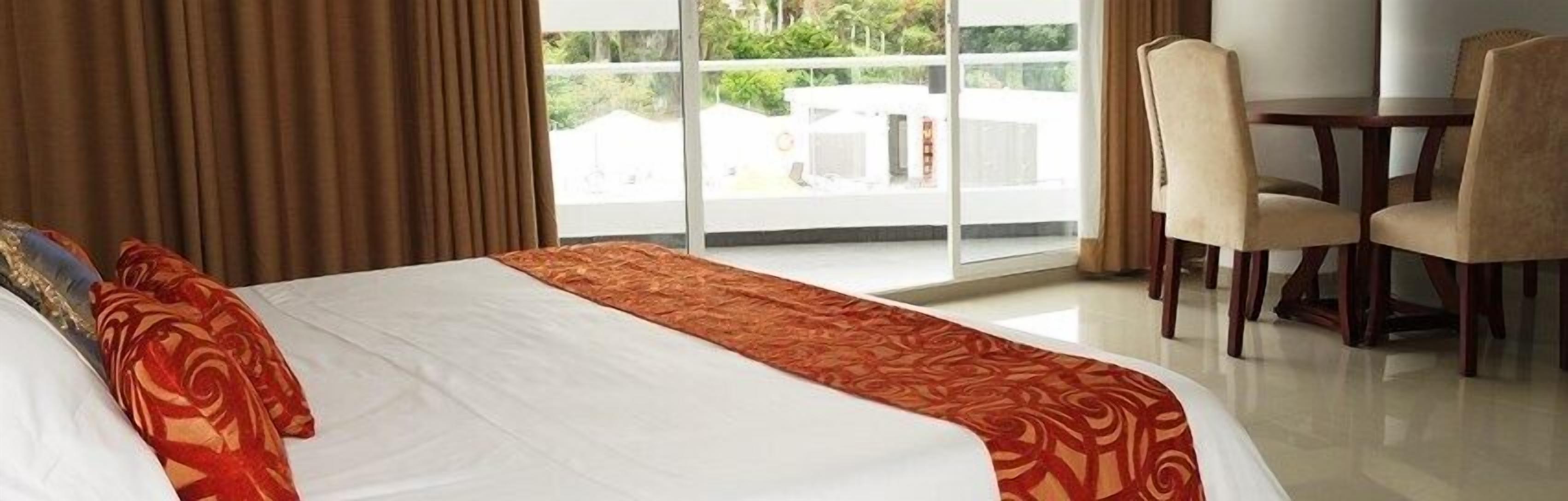 comfort suite, 1 king bed, hot tub, pool view | premium bedding, down duvets, pillow-top beds, cots/infant beds