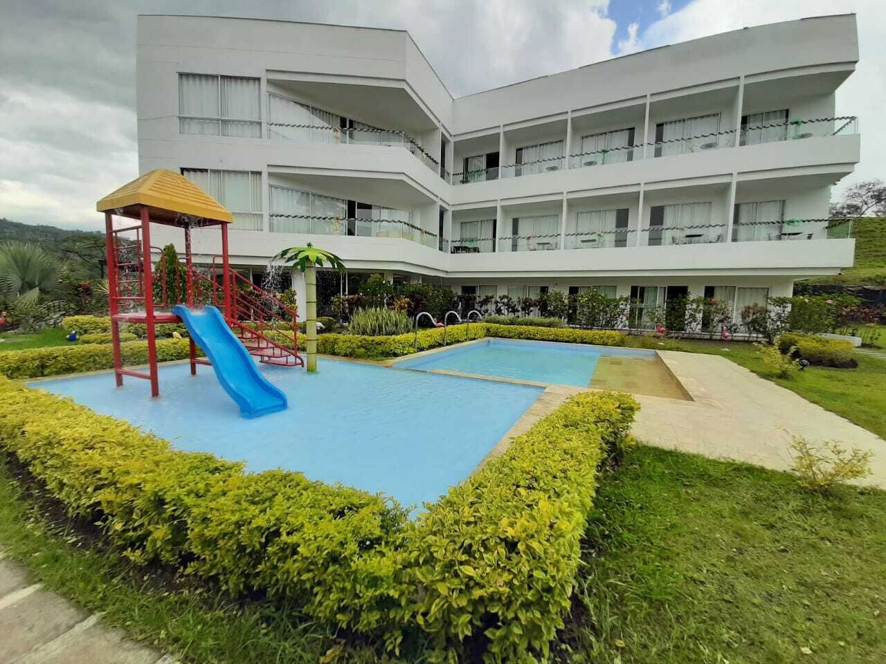 Außenpool, geöffnet von 10:00 Uhr bis 17:00 Uhr, Sonnenschirme