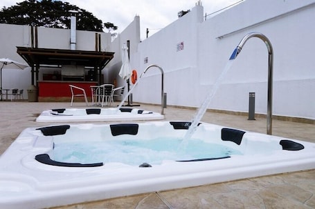 Outdoor spa tub