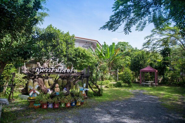 Front of property - Poomvarin Resort (Nakhon Nayok)