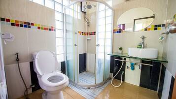 Une salle de bain moderne avec une douche à parois de verre, des toilettes et un lavabo avec un miroir au-dessus.