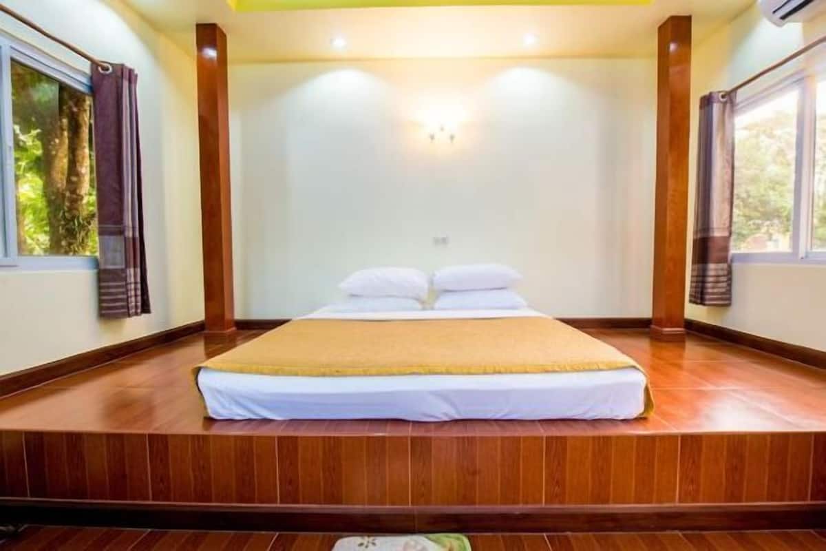 Rollaway beds (surcharge), WiFi (free)