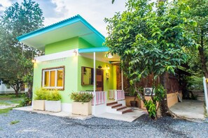 Standard Room | Rollaway beds, free WiFi - Poomvarin Resort (Nakhon Nayok)