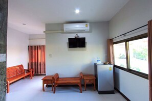 Superior Room with Balcony  | 객실 내 편의 시설/서비스