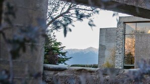 Ein modernes Gebäude mit großen Fenstern und Bergblick.