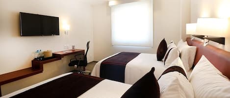 Quarto standard, 2 camas de casal | Cofres nos quartos, escrivaninha, espaço de trabalho para notebook