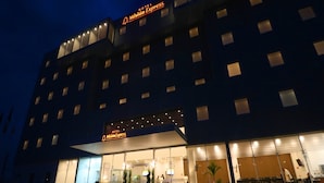 A hotel with a prominent sign reading "Hotel Mission Express." - Hotel Misión Express San Luis Potosí (San Luis Potosi)