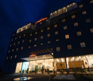 Fachada de la propiedad por la tarde o noche