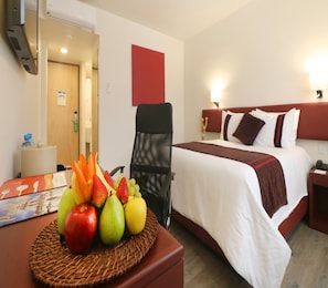 Caja de seguridad en la habitación y escritorio