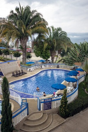 4 piscinas al aire libre