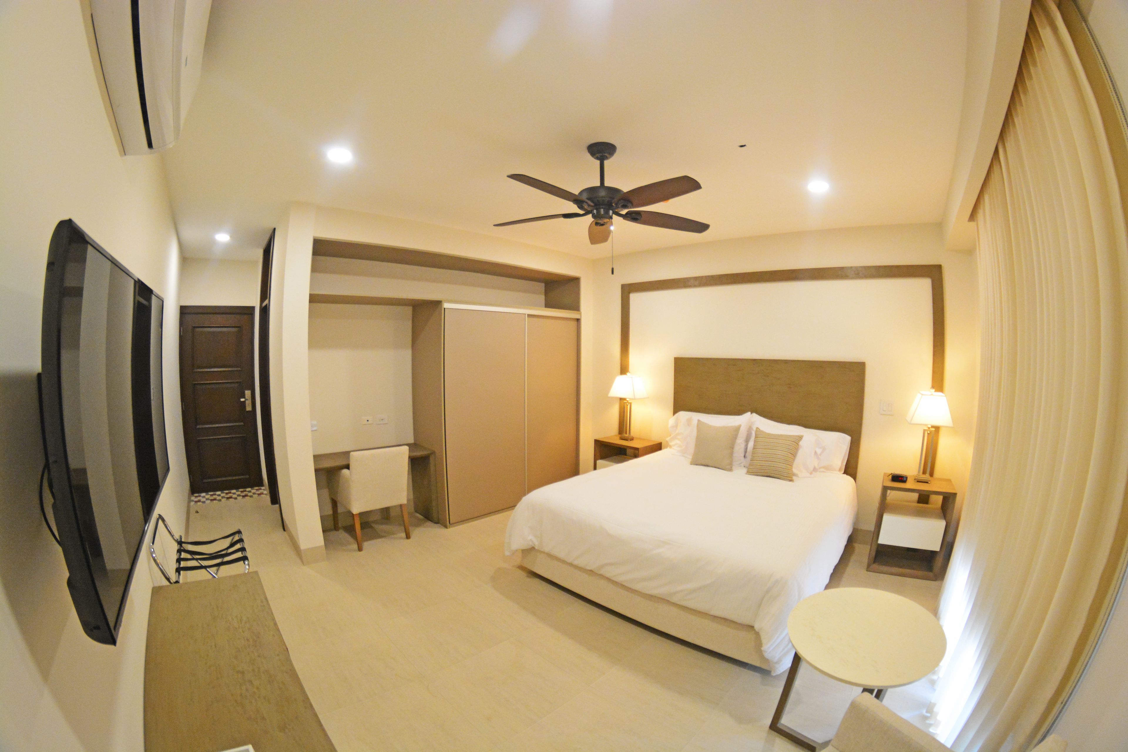 Ropa de cama de alta calidad, minibar y escritorio 