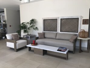 42-Zoll-Smart-TV mit Kabelempfang, Fernseher