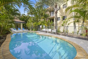 Una piscina al aire libre