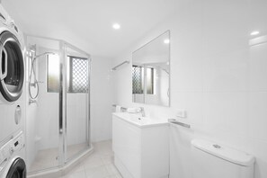 Apartamento Deluxe, 2 habitaciones | Baño | Ducha, secador de pelo y toallas
