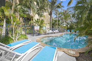 Una piscina al aire libre