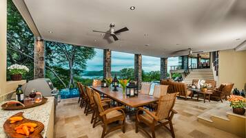 Biệt thự Premium, 5 phòng ngủ, quang cảnh biển | Khu vực ăn uống tại phòng