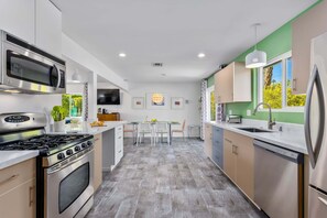 Geladeira, micro-ondas, fogão, cooktop