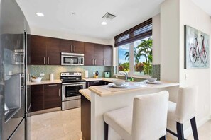 Réfrigérateur, four à micro-ondes, un four, surface de cuisson