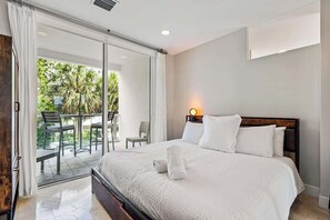 3 bedrooms, iron/ironing board, travel cot, WiFi - Hemingway 3 Bedroom Condo 2 Blocks from the Beach (Deerfield Beach)