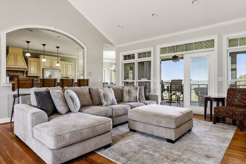 Erstaunliches Seehaus mit jeder Annehmlichkeit, die mit großen Seeansichten vorstellbar ist.