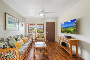 Een smart-tv en boeken