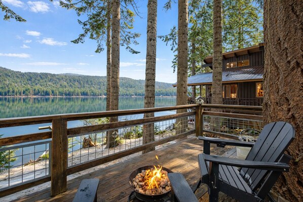 Terrace/patio - Doc Roy’s Legacy | Lakeside Romance · Fish Lake views · Quiet retreat (Leavenworth)