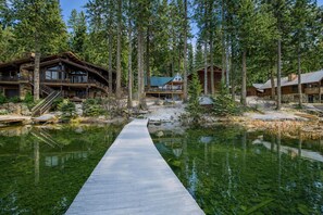 Exterior - Doc Roy’s Legacy | Lakeside Romance · Fish Lake views · Quiet retreat (Leavenworth)