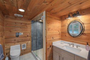 Chuveiro, toalhas de banho, sabonete, shampoo