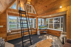 Smart TV, DVD player - Doc Roy’s Legacy | Lakeside Romance · Fish Lake views · Quiet retreat (Leavenworth)