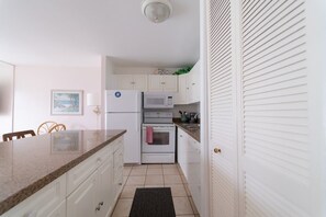 Køleskab, mikrobølgeovn, ovn, kogeplade