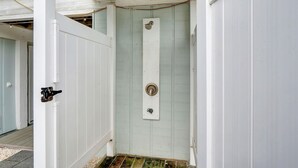 Une porte en bois peinte en blanc, dotée d’une poignée en métal et d’un trou de serrure.