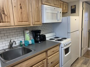 Kjøleskap, mikrobølgeovn, ovn og kokeplater