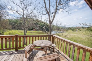 Outdoor dining - Kapena Escape on the Lake | Scenic Waterfront Cabin | Hot Tub & Game Room (Jefferson)