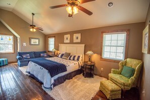 3 bedrooms, WiFi, bed sheets - Kapena Escape on the Lake | Scenic Waterfront Cabin | Hot Tub & Game Room (Jefferson)