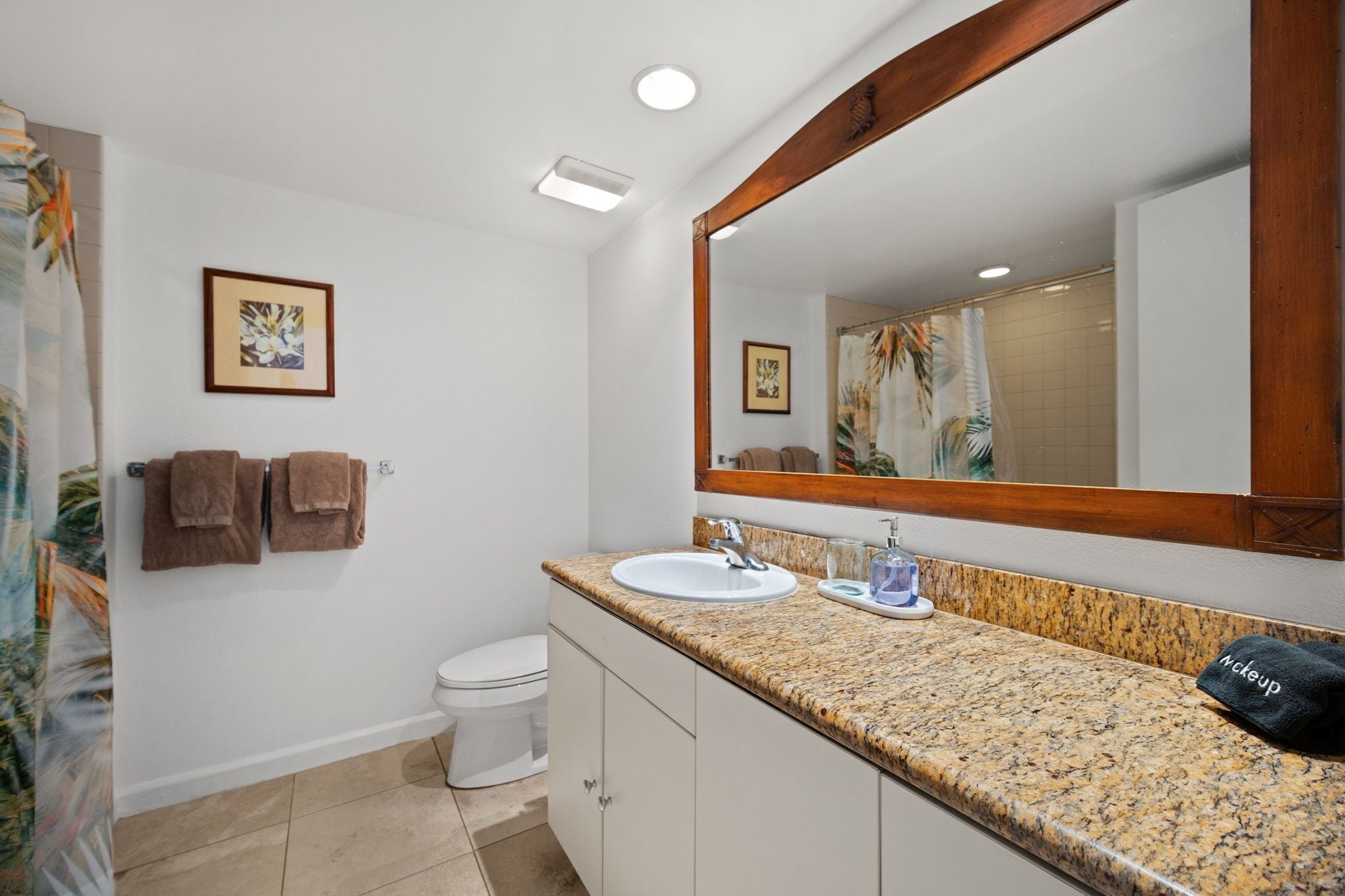 Combined shower/tub, hair dryer, towels