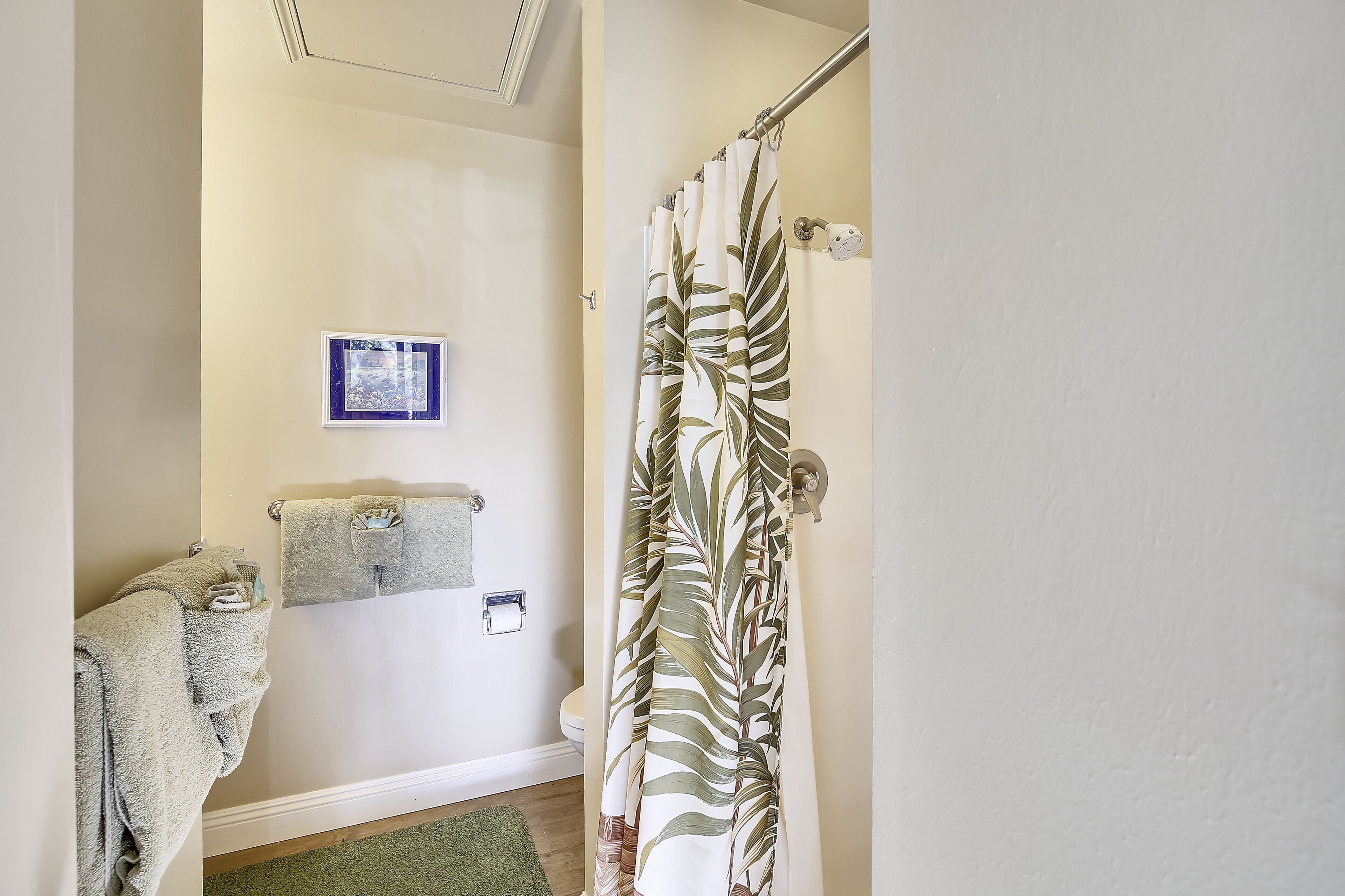 Combined shower/tub, hair dryer, towels