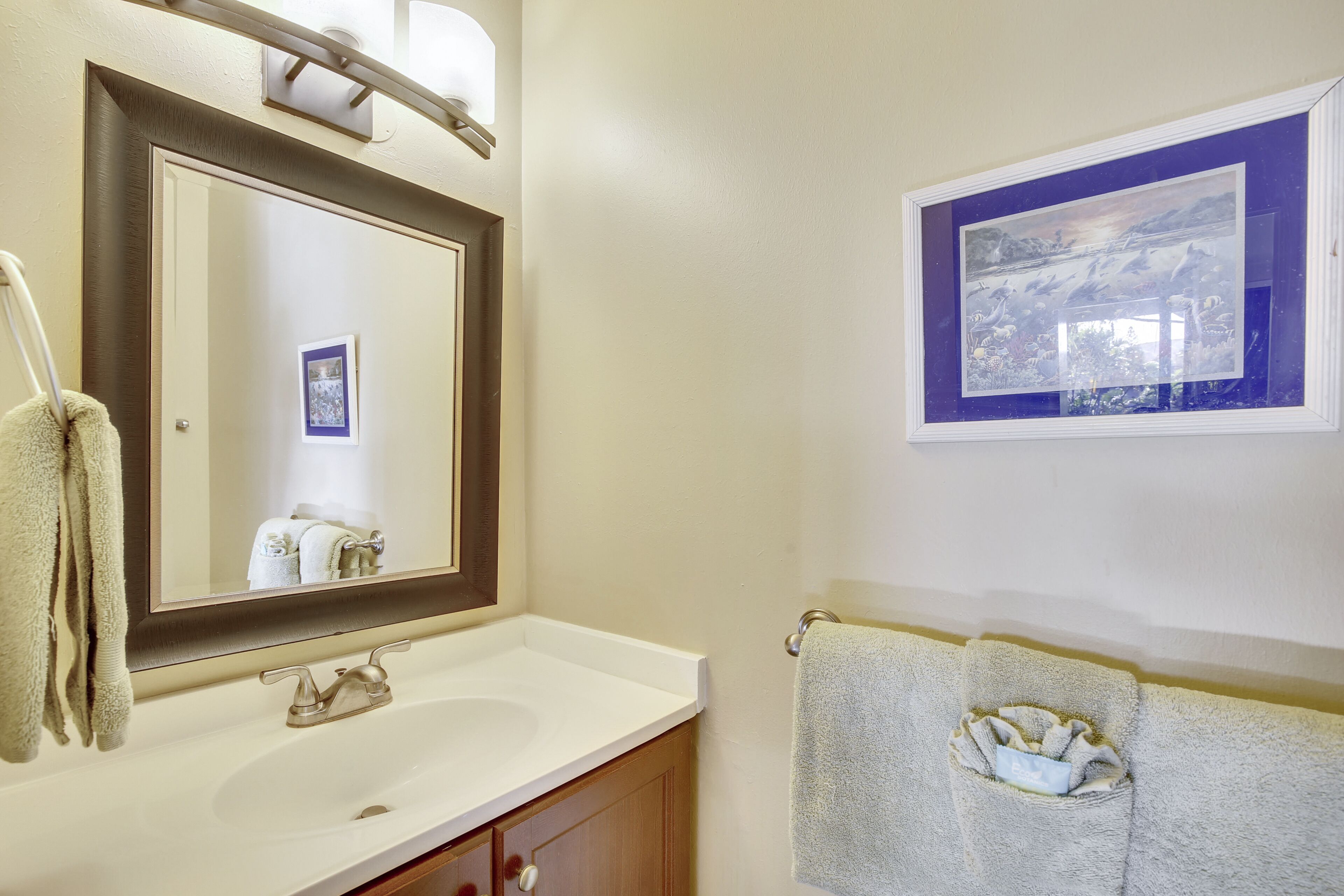 Combined shower/tub, hair dryer, towels