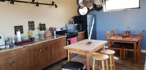 Fridge, microwave, oven, stovetop - Large Custom Guest House On Hill Top Estate In Bonsall (Bonsall)