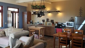 Smart TV, Netflix, DVD player, streaming services - Large Custom Guest House On Hill Top Estate In Bonsall (Bonsall)