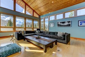 Smart-TV, Kamin, Netflix, Tischfußball