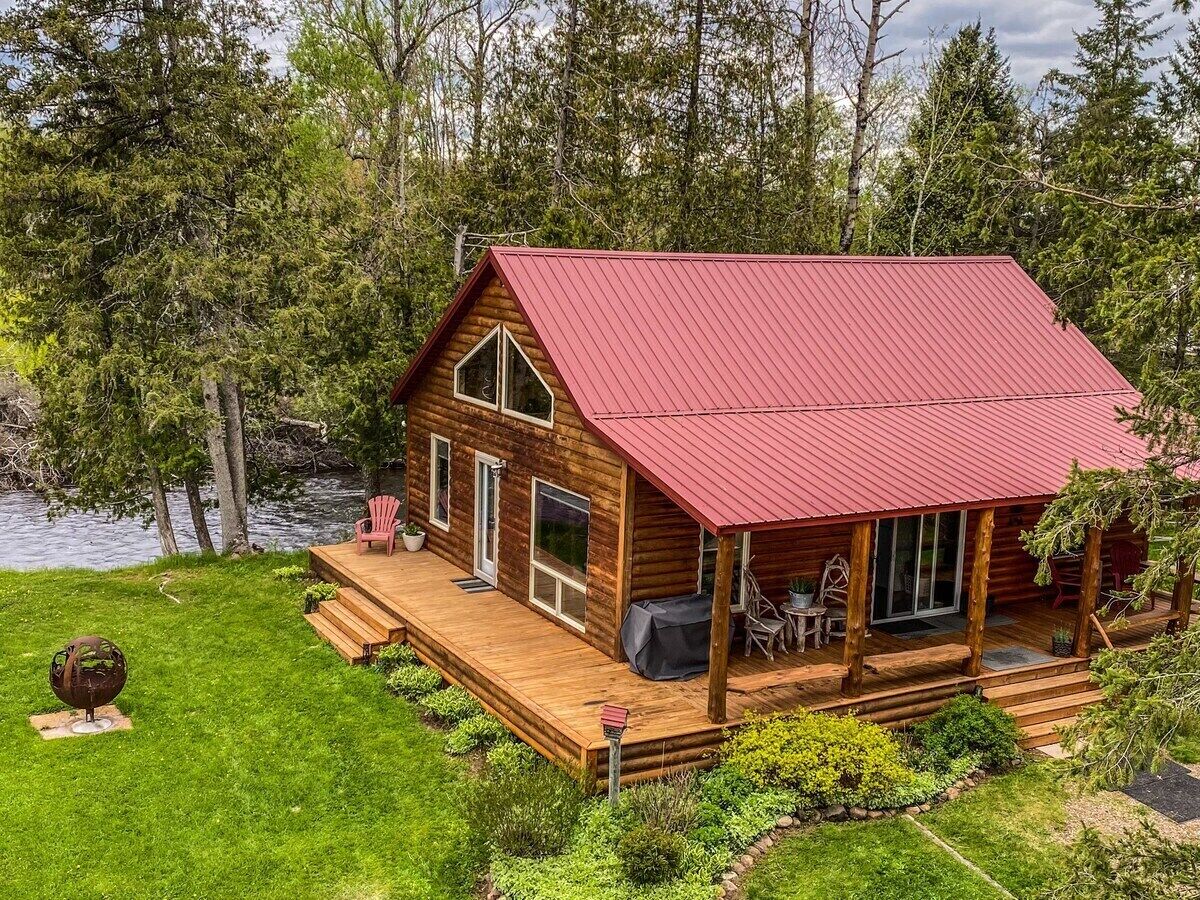 Beautiful Cabin on the Lily River, 2 Bedrooms + Loft With King Size Bed,1 Full Bath!