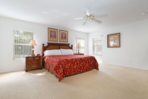 Työpöytä, silitysrauta/-lauta, vauvan matkasänky, ilmainen Wi-Fi