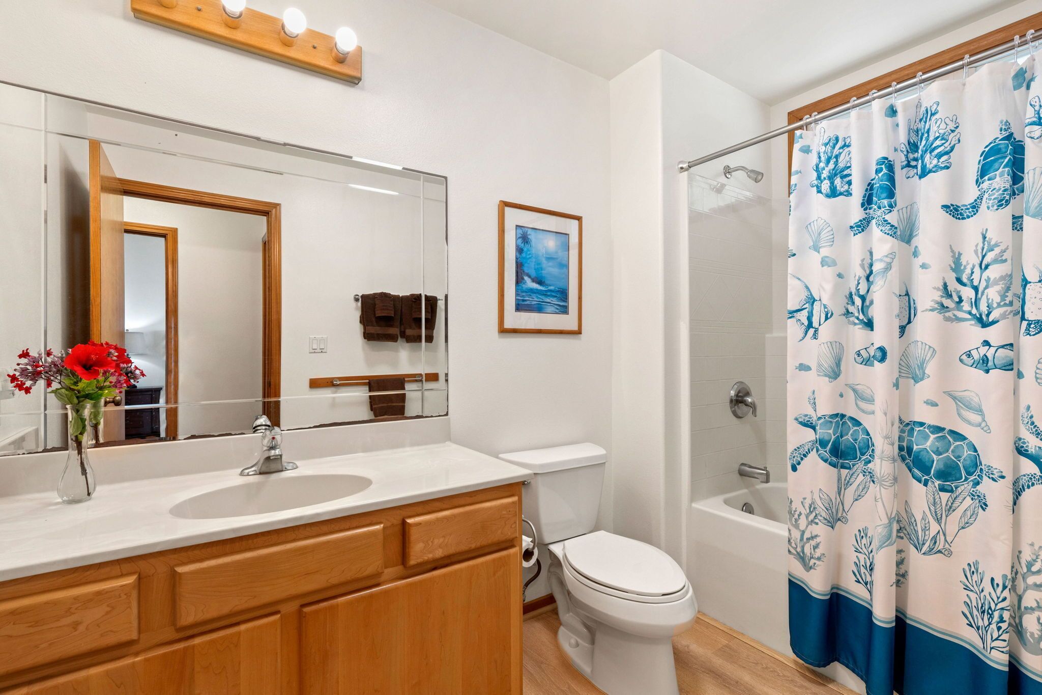 Combined shower/tub, hair dryer, towels