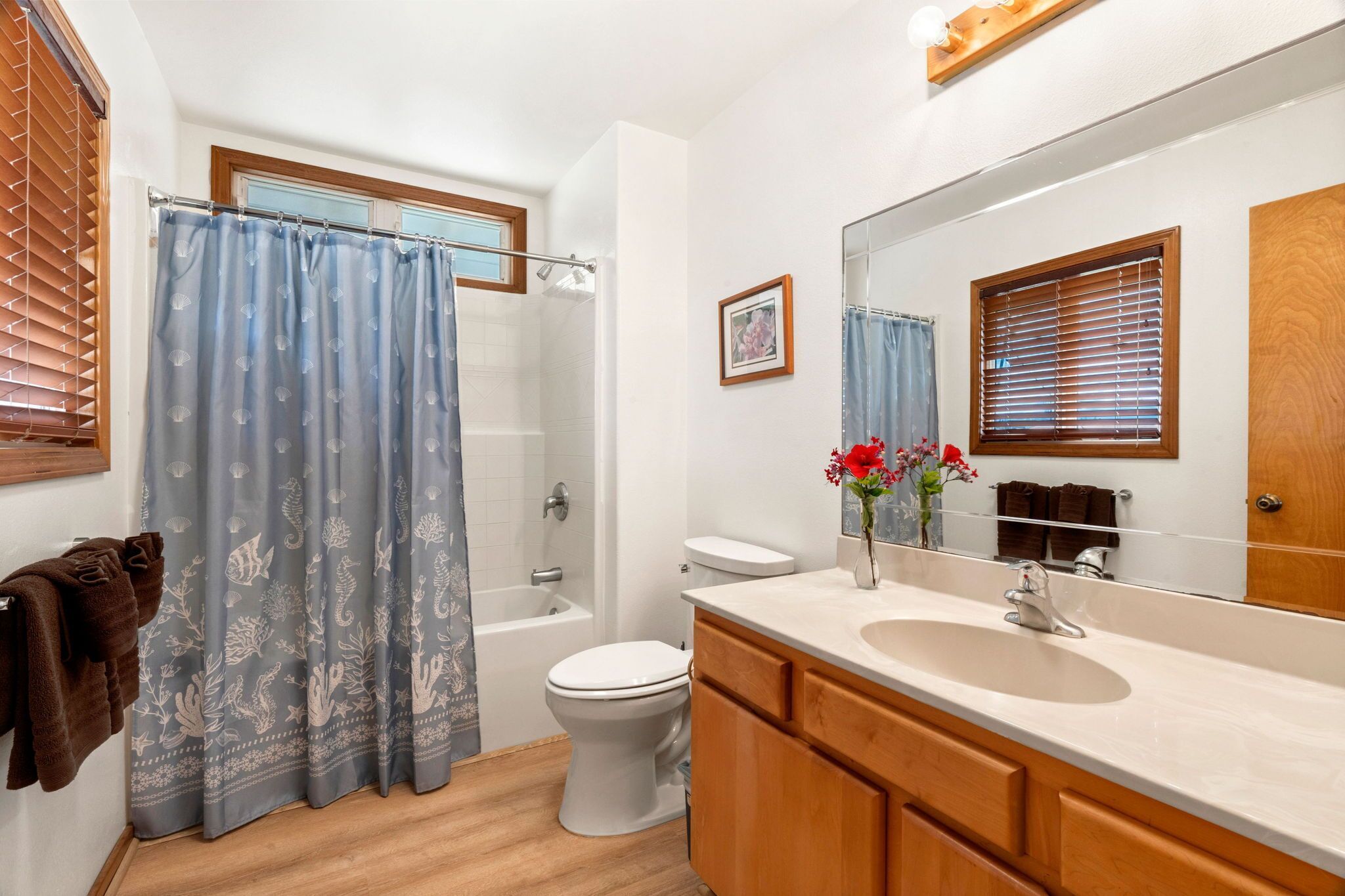 Combined shower/tub, hair dryer, towels