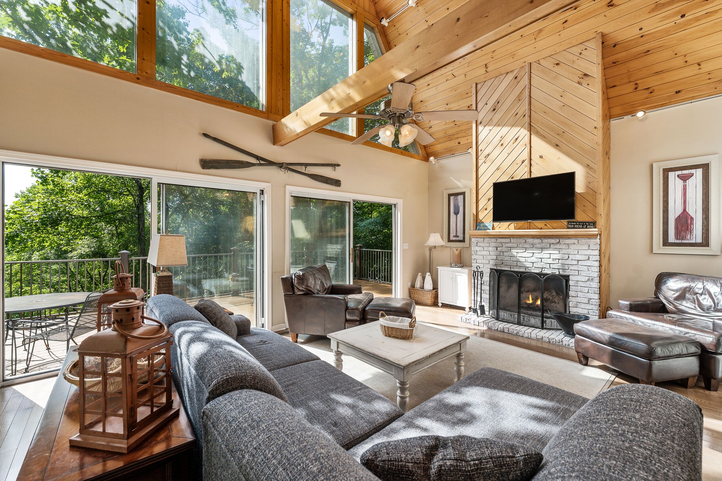 Una televisión, una chimenea