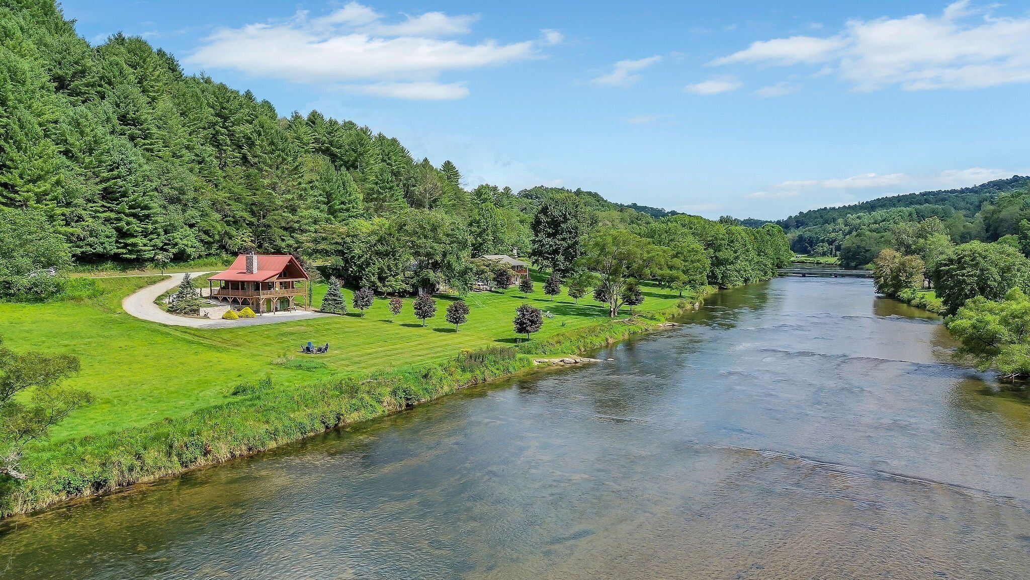 New River Front Cabin- Walking Distance to Canoe Outfitters - Hot Tub - Wi-Fi