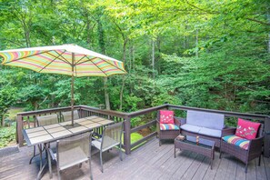 Outdoor dining - Creekside Escape | Hot Tub & Wooded Privacy | Prime West Jefferson Location (West Jefferson)