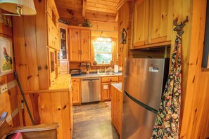 Køleskab, mikrobølgeovn, ovn, kogeplade