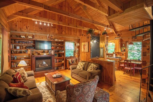 Creekside Escape Private Log Home on Rushing Creek