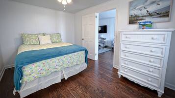 3 bedrooms, iron/ironing board, internet, bed sheets